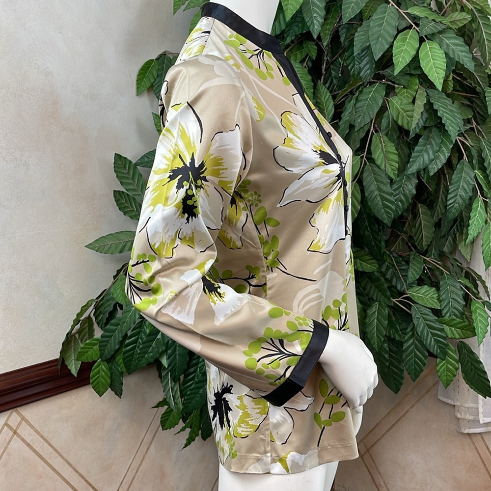 CHICO’S FLORAL BUTTON DETAIL TOP - Picture 6 of 9